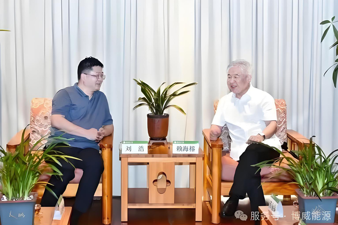 创世大发能源董事长刘浩一行返回母校，，加入了2025年的结业仪式，，并获得了学位奖励